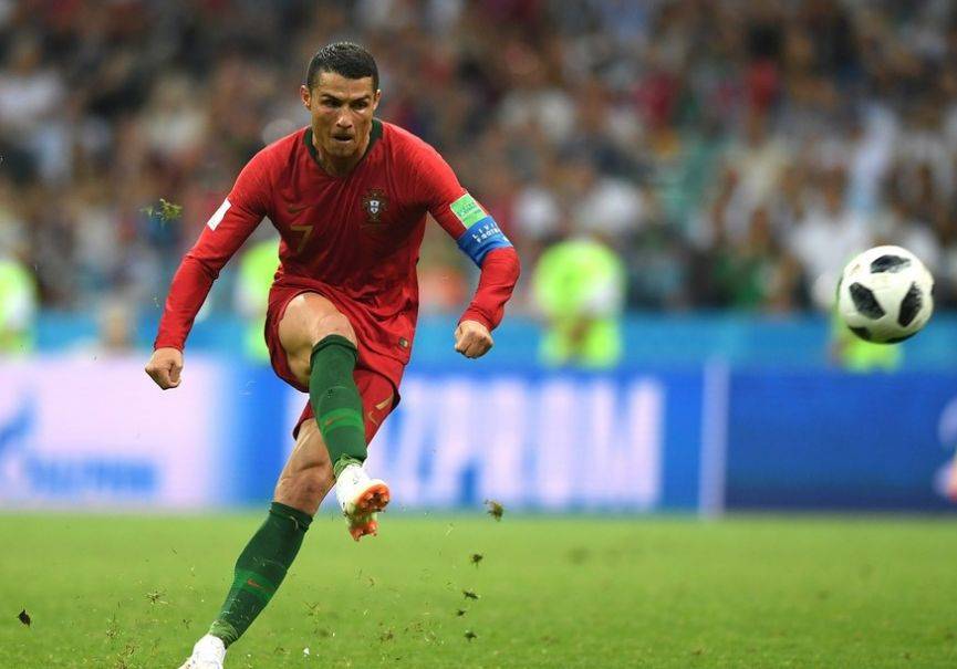 C罗回归赛场，绝杀首场状态亮眼，DWG观众沸腾！