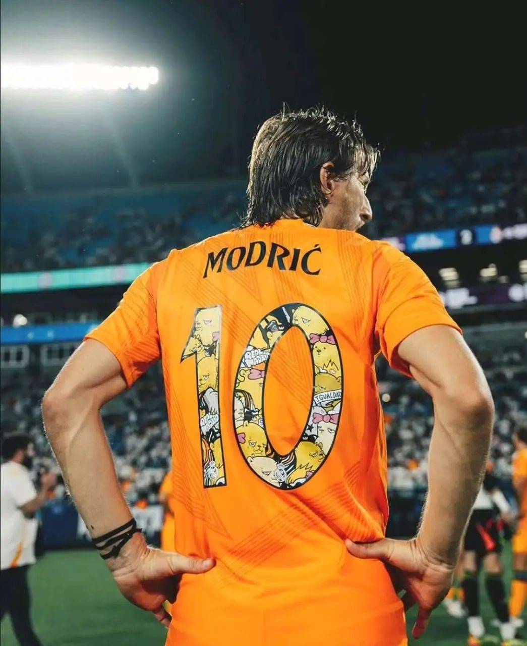 皇马主场大捷，球员赛后激动庆祝胜利，成功是一任何.